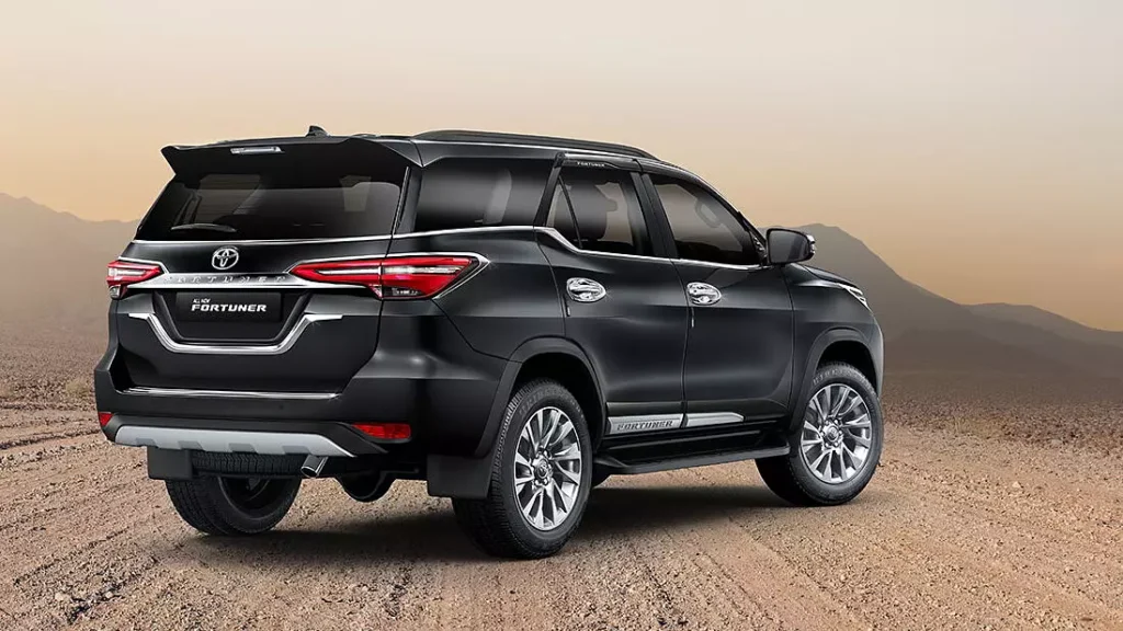 Tata Nexon को चारों खाने चित्त करने आ गयी है तगड़े लुक और टकाटक फीचर्स वाली Toyota Fortuner 'लीडर' एडिशन