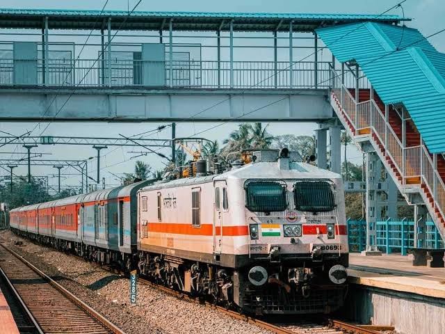 Special Train on Diwali: दिवाली और छठ पूजा पर घर जाने वालों के लिए खुशखबरी, रेलवे ने शुरू की 250 स्पेशल ट्रेन