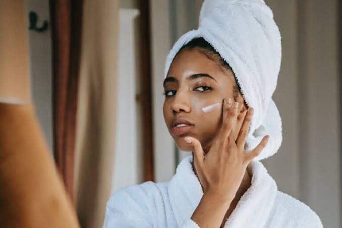 Glowing skin tips for diwali: दीवाली के दिन सोने सी चमकेगी स्किन, इन आसान तरीकों से मिलेगा इंस्टेंट ग्लो