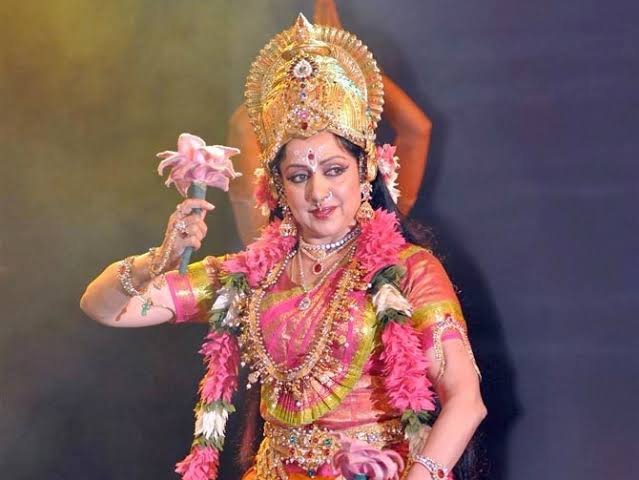 Hema Malini Birthday: 76 की उम्र में भी करोड़ों दिलों पर राज करती हैं बॉलीवुड की 'ड्रीम गर्ल' अपने बेहतरीन अभिनय से फूंकी हर किरदार में जान