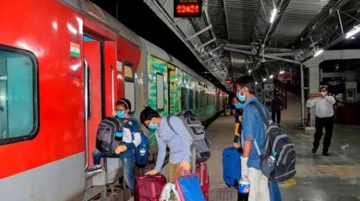 Railway Compensation Rules: खुशखबरी,,ट्रेन से सामान चोरी होने पर रेलवे देगा 4.7 लाख का मुआवजा