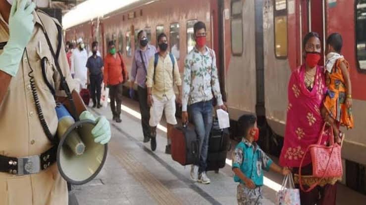 Railway Compensation Rules: खुशखबरी,,ट्रेन से सामान चोरी होने पर रेलवे देगा 4.7 लाख का मुआवजा