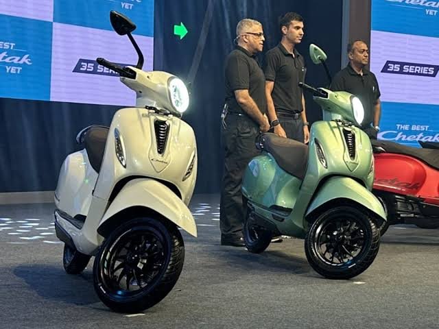 153KM की रेंज और दमदार फिचर्स के साथ भारत में लॉन्च हुआ सबसे सस्ता Bajaj Chetak Electric Scooter