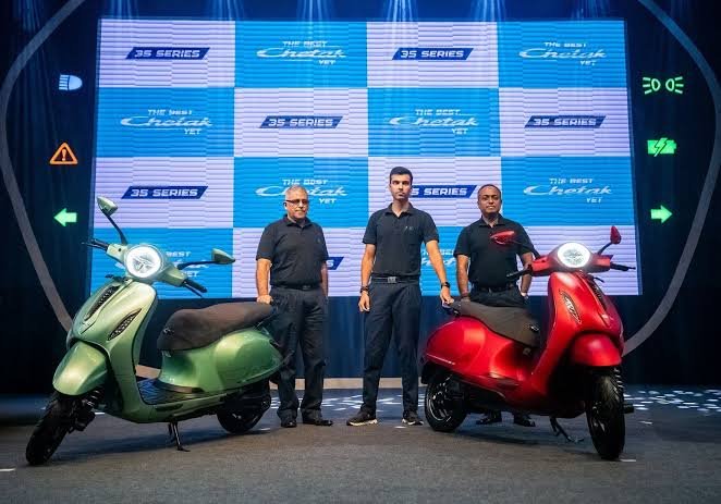 153KM की रेंज और दमदार फिचर्स के साथ भारत में लॉन्च हुआ सबसे सस्ता Bajaj Chetak Electric Scooter