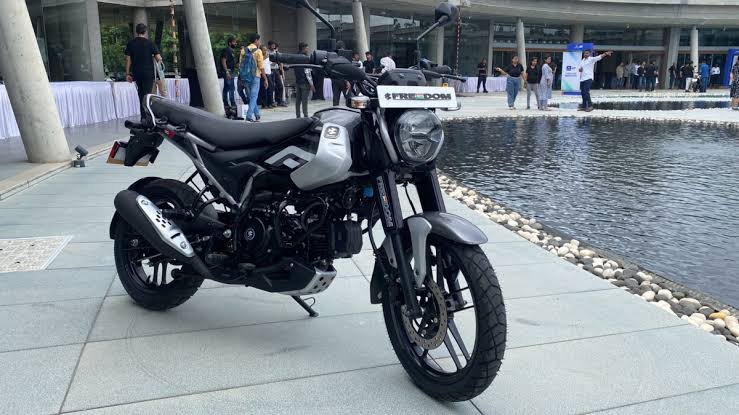 बजाज ने मचाई सड़कों पर धूम,,मात्र 20 हजार की डाउनपेमेंट पर मिल रही Bajaj Freedom 125cc CNG Bike