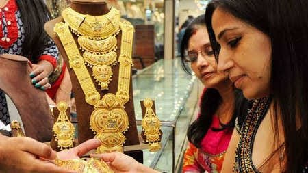 Gold Silver Rate 2025: 2025 के पहले ही दिन धड़ाम से लुढ़के सोना-चांदी के दाम, जानिए आपके शहर के भाव