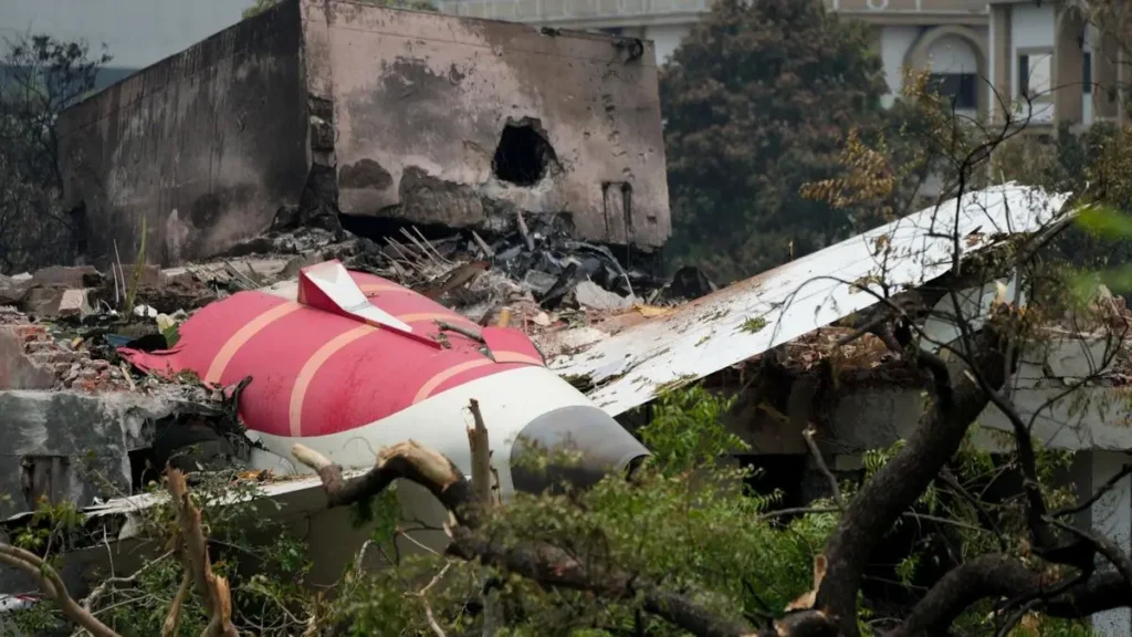 Bangladesh plane crash: हवा में उड़ते-उड़ते स्कूल पर गिरा फाइटर जेट!! बच्चों ने देखा खौफनाक दृश्य