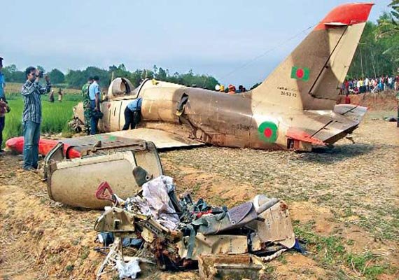 Bangladesh plane crash: हवा में उड़ते-उड़ते स्कूल पर गिरा फाइटर जेट!! बच्चों ने देखा खौफनाक दृश्य