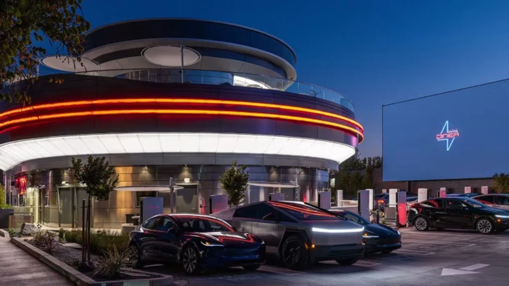 Elon Musk का नया धमाका! लॉस एंजेलिस में खुला Tesla Diner – फ्यूचर की झलक अब खाने के साथ