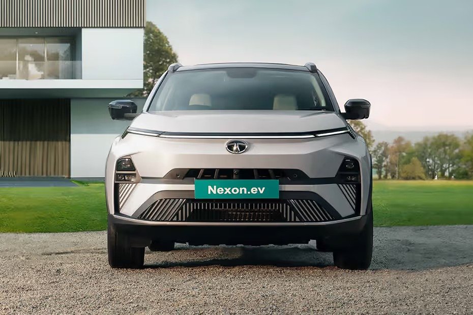 बोल्ड डिज़ाइन, स्मार्ट टेक्नोलॉजी और 465 KM रेंज, Tata Nexon EV 2025 सब पर भारी!