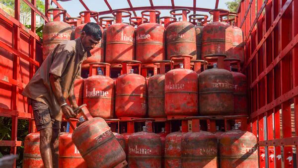 सस्ता हुआ कमर्शियल LPG Cylinder, जानिए आपके शहर का नया रेट
