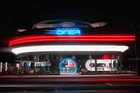Elon Musk का नया धमाका! लॉस एंजेलिस में खुला Tesla Diner – फ्यूचर की झलक अब खाने के साथ