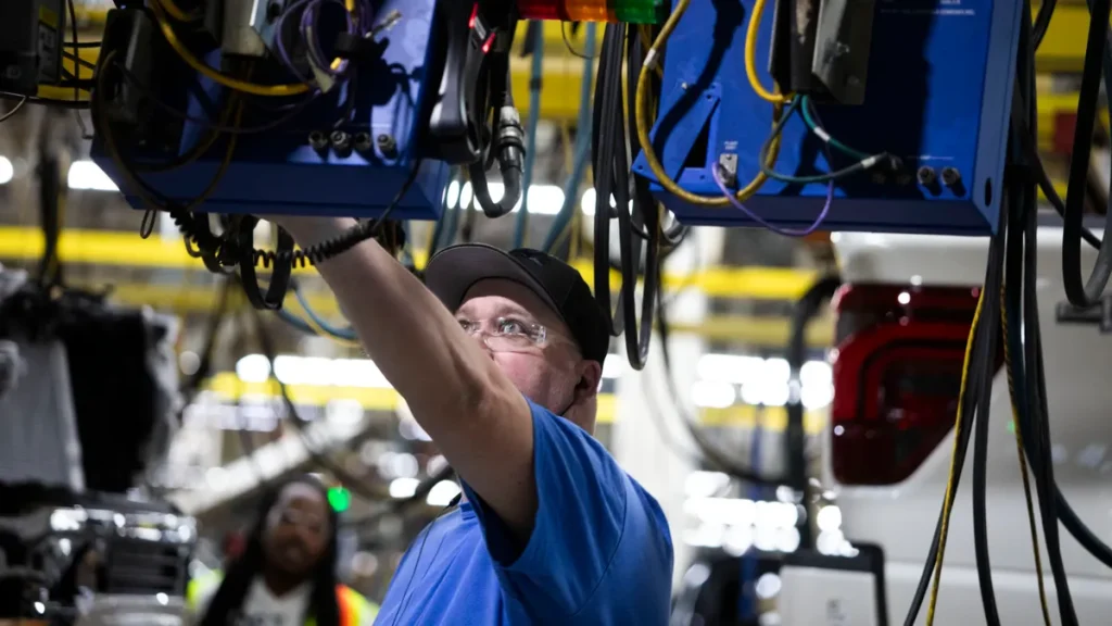 Indias Manufacturing PMI: भारत के मैन्युफैक्चरिंग सेक्टर ने पकड़ा टॉप गियर!! जुलाई में की रिकॉर्ड तोड़ कमाई