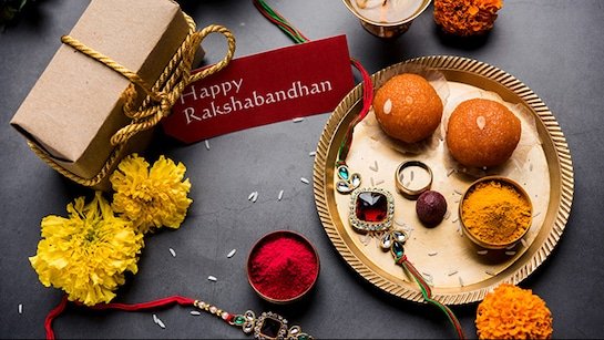 Raksha Bandhan 2025 में कब बांधें राखी– दिन में या रात को? जानिए रक्षाबंधन का शुभ मुहूर्त
