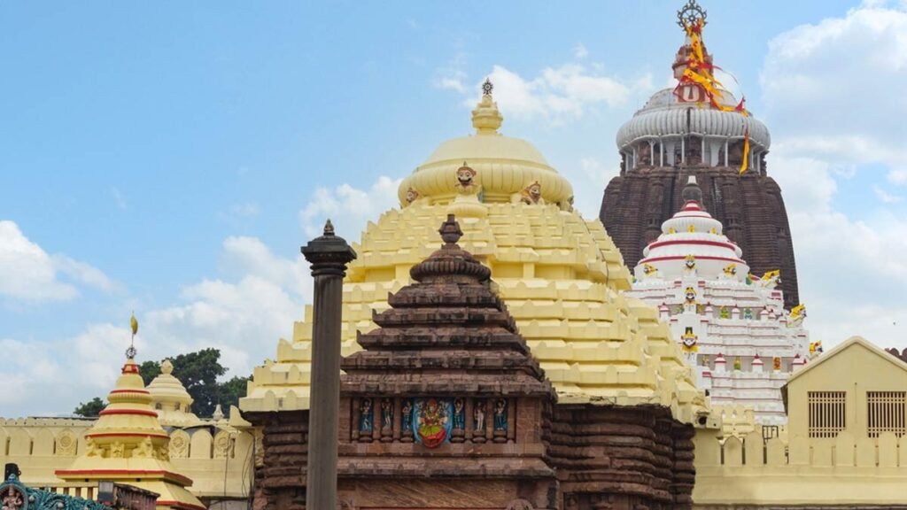 Baba Kaal Bhairav: भारत का अनोखा मंदिर जहां भगवान को पहनाई जाती है पुलिस की वर्दी