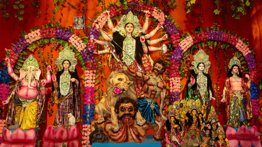 NAVRATRI: खुशियों, शक्ति, और नई शुरुआत का संदेश देता है।
