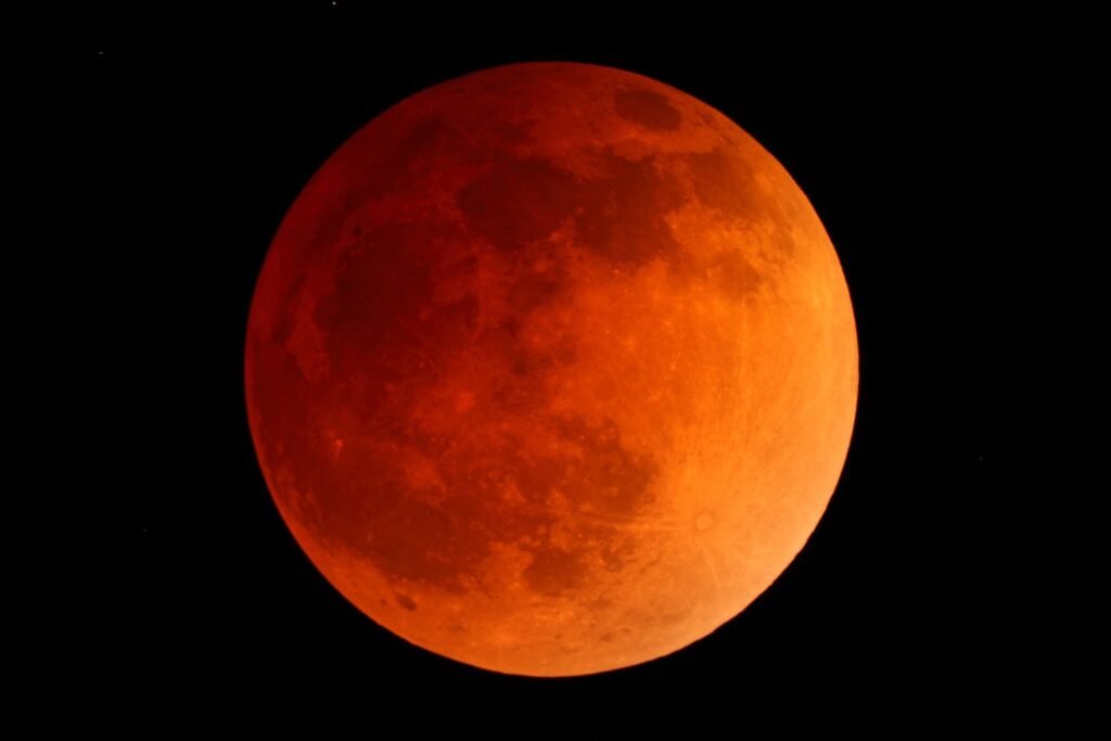 अद्भुत और रहस्यमयी नजारा! जब blood moon की रोशनी में पहली बार साथ दिखेंगे शनि और वरुण