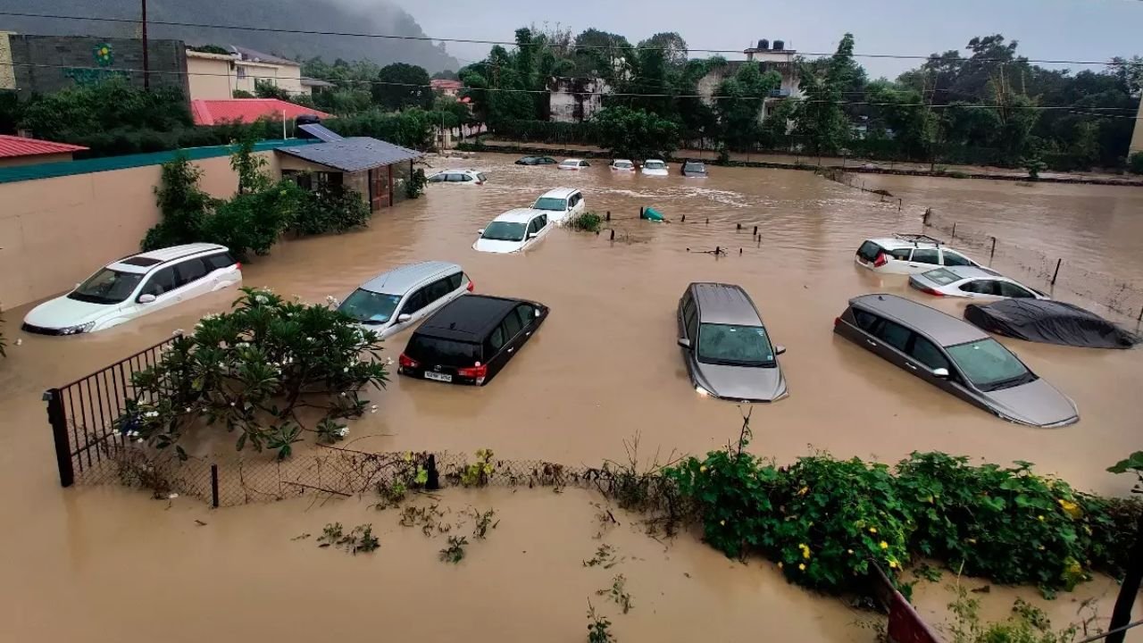 Dehradun district floods: शहर और गाँव दोनों क्यों प्रभावित होते हैं?