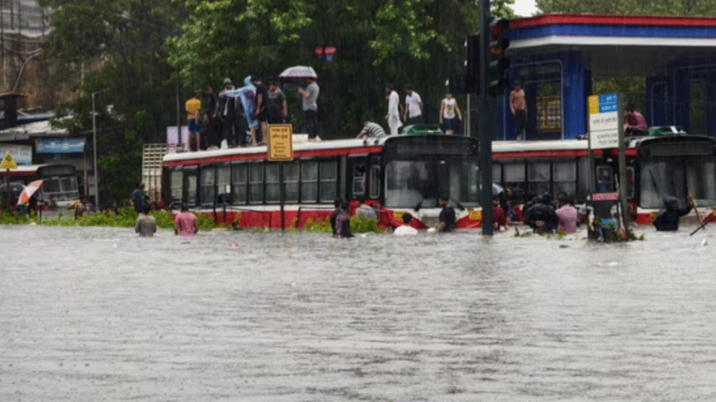 Mumbai IMD: red alert / ऑरेंज-रेड स्तर की चेतावनी जारी की heavy rain