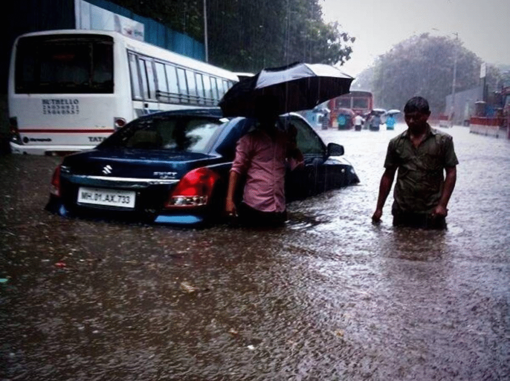 heavy rainfall Pune: लगातार हल्की से मध्यम बारिश का ढेर क्या है?