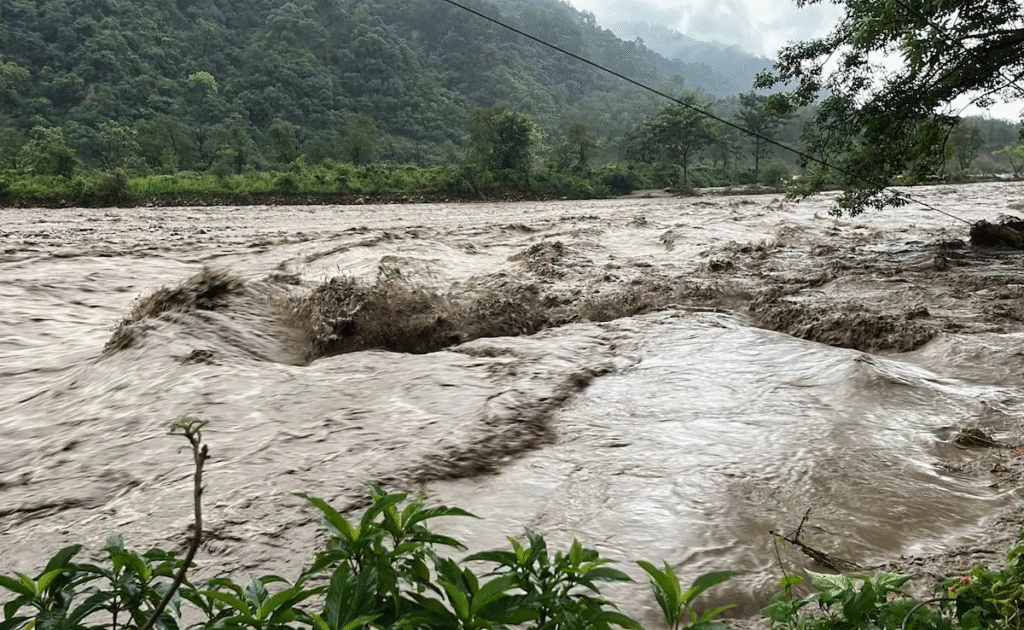 Dehradun district floods: शहर और गाँव दोनों क्यों प्रभावित होते हैं? 